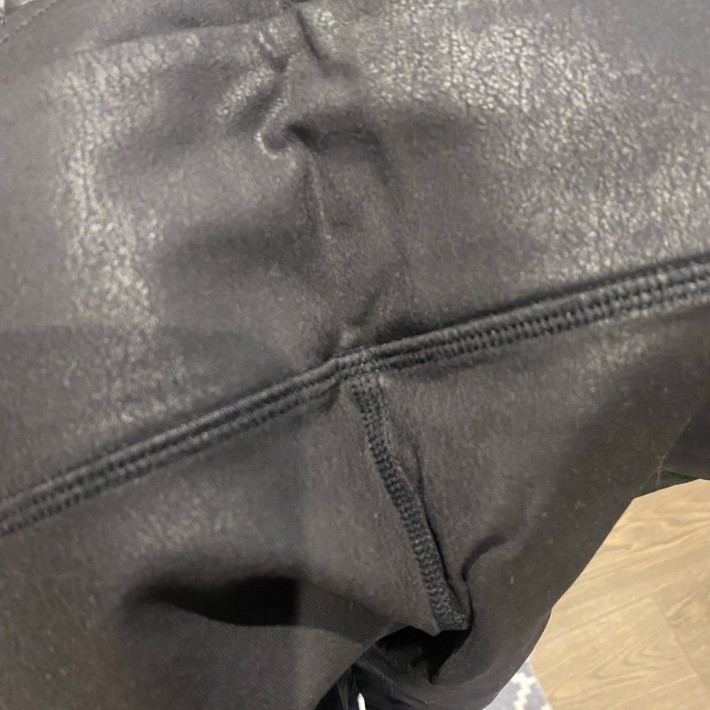 Alo yoga shiny leatherr style